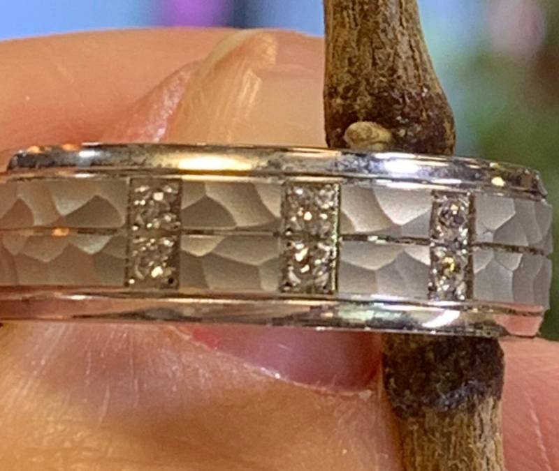 Gehämmerten Oberfläche Moissanite Ehering. 8mm von SJEXCLUSIVEJEWELRY