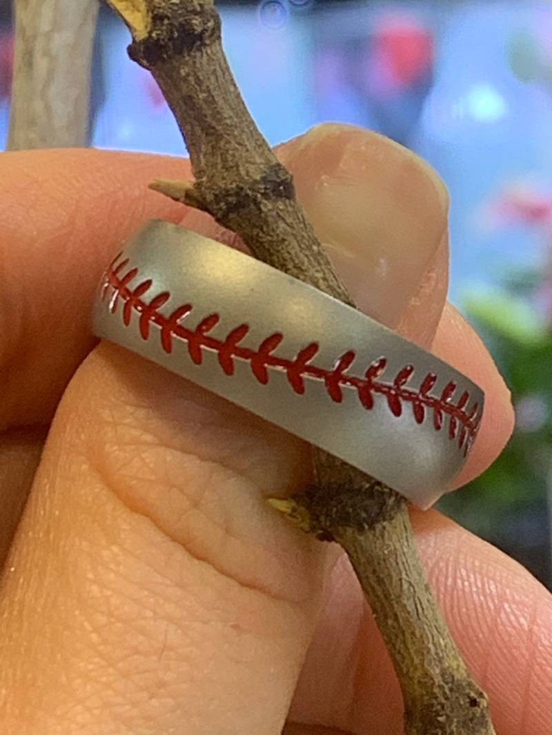 Halb Gerundet Baseball-stich-Design in Sandstrahl-Finish. 8mm von SJEXCLUSIVEJEWELRY