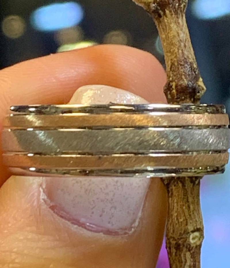Halbe Runde Rose Gold Und Weiß Hochzeit Band. Pinsel-Finish. 8mm von SJEXCLUSIVEJEWELRY