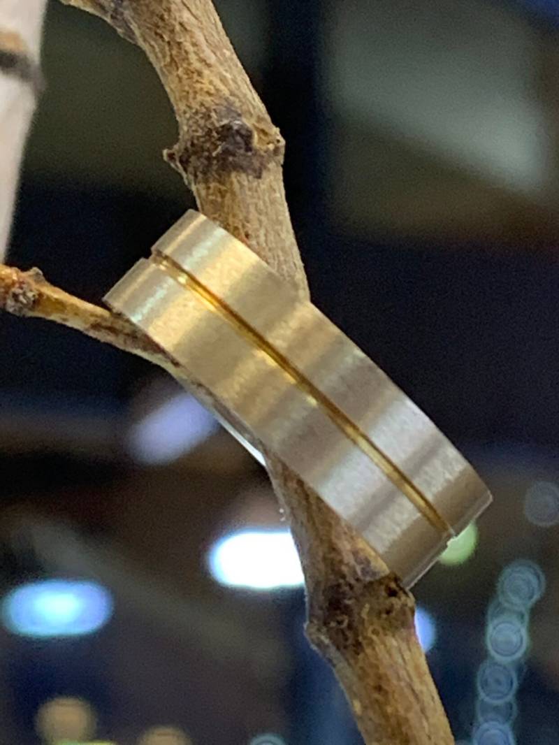 Handgefertigte Pinsel Finish Hochzeit Band Mit 14 K Gelb-Gold-Inlay-Center. 8mm von SJEXCLUSIVEJEWELRY