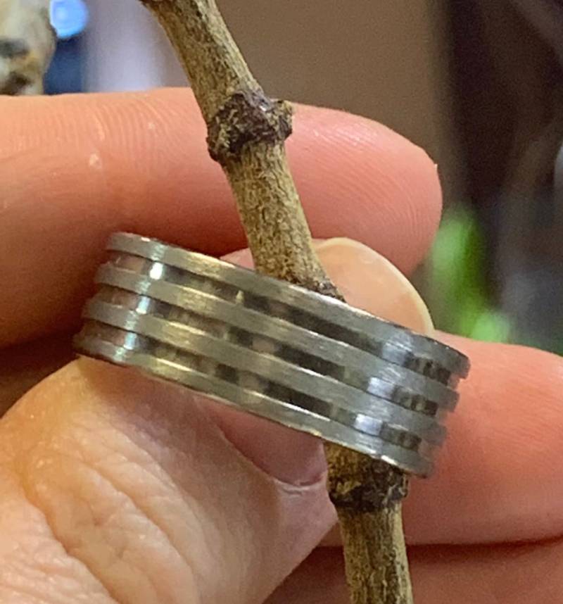 Handgefertigte Pinsel Finish Hochzeit Band in Flache Form Und Drei Gerillt. 8mm Breite von SJEXCLUSIVEJEWELRY