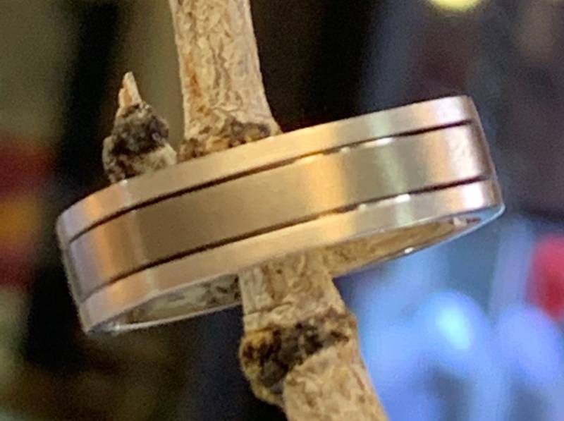 Handgefertigte U-Form-Pinsel Und Hoch Polieren Ehering. 8mm von SJEXCLUSIVEJEWELRY