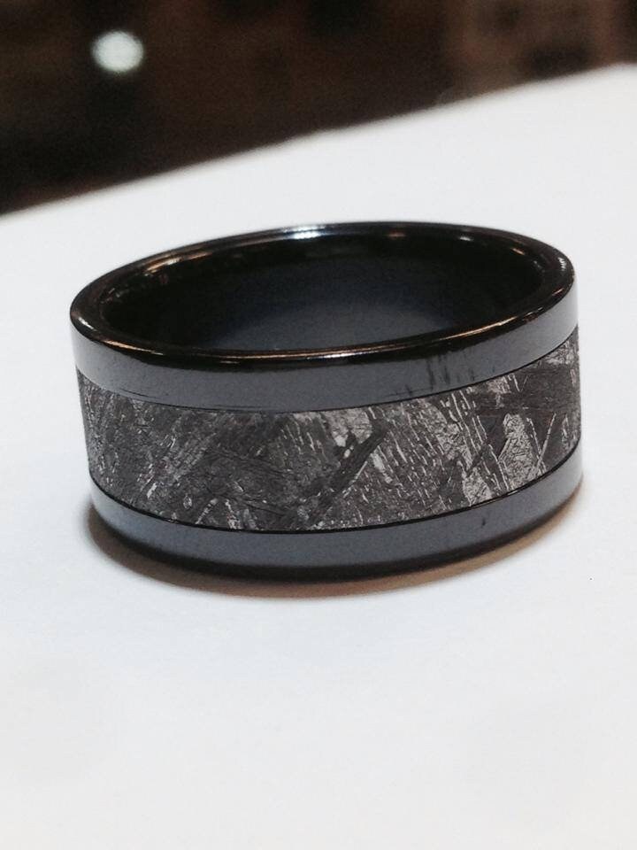 Handgemachte Flache Form Schwarz Zirkonium Gibeon Meteoriten Inlay Ehering. 8mm von SJEXCLUSIVEJEWELRY