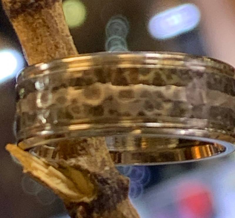 Handgemachte Gehämmert Finish Silver Inlay Geschwärzt Hochzeitsband von SJEXCLUSIVEJEWELRY