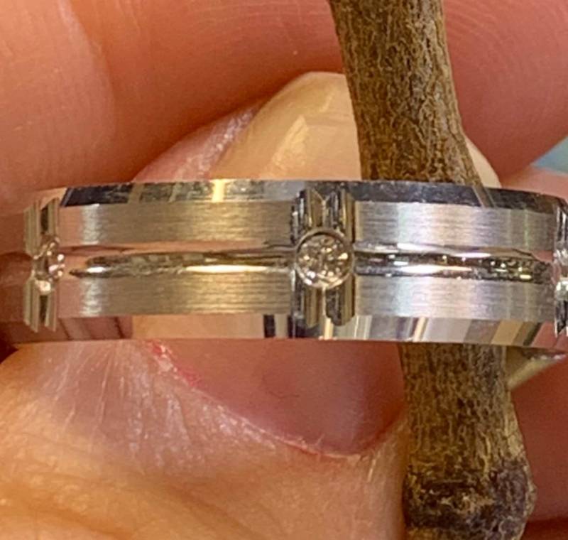 Handgemachte Gerillten Moissanite Ehering. 8mm von SJEXCLUSIVEJEWELRY