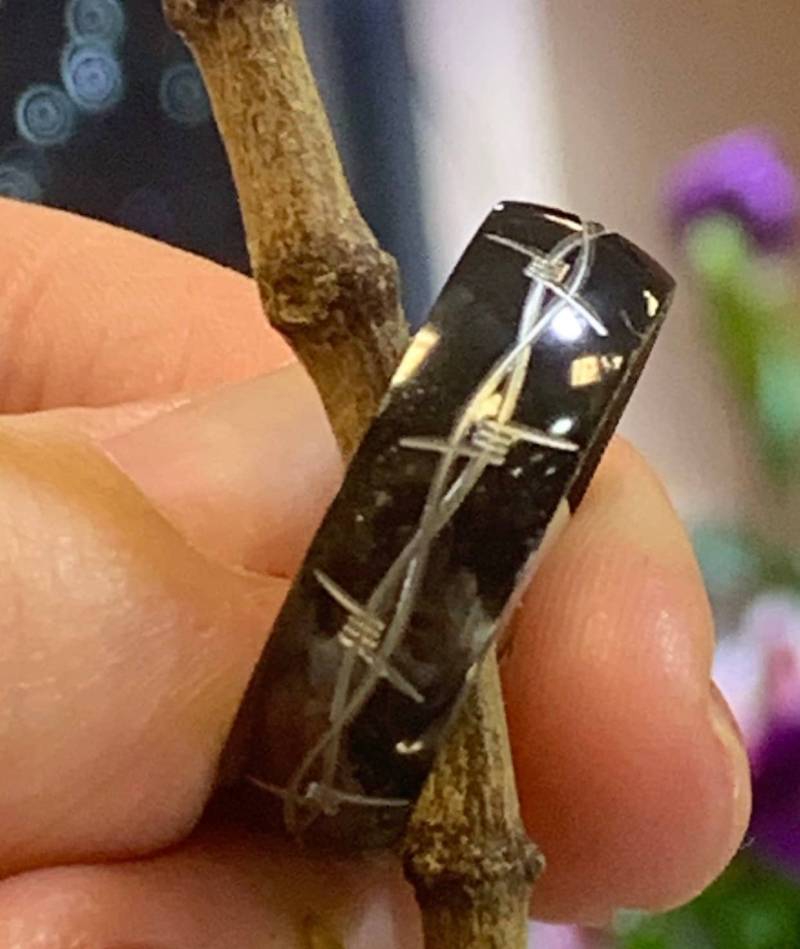 Handgemachte Halbe Runde Schwarze Keramik Barbwire-Design-Ring. 8mm von SJEXCLUSIVEJEWELRY
