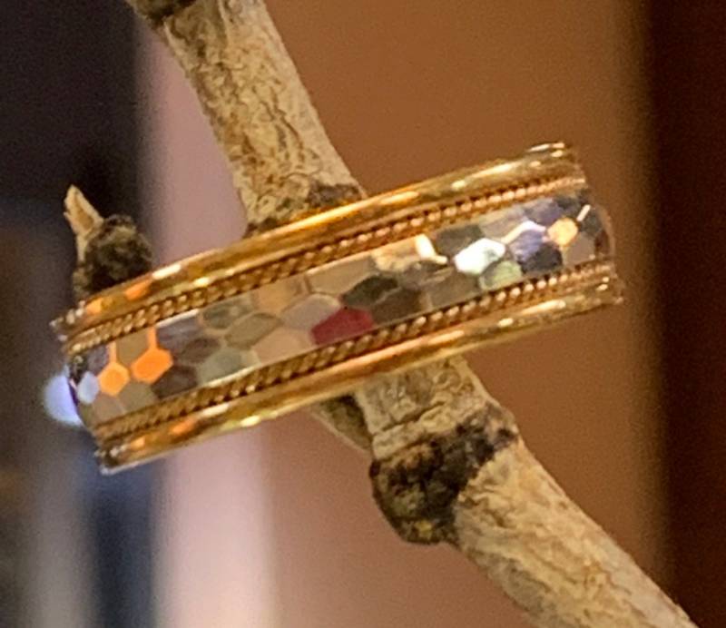 Handgemachte Hammer Muster Zwei Ton 14Kt Milgrain Hochzeitsband. 8mm von SJEXCLUSIVEJEWELRY