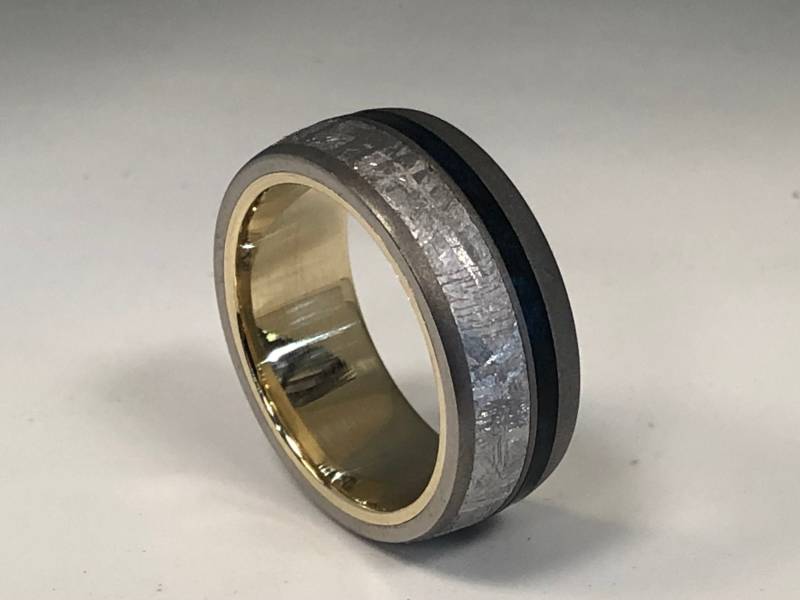 Handgemachte Meteorit Und Holz Titanband Mit 14Kt Gelbgold Ärmel von SJEXCLUSIVEJEWELRY