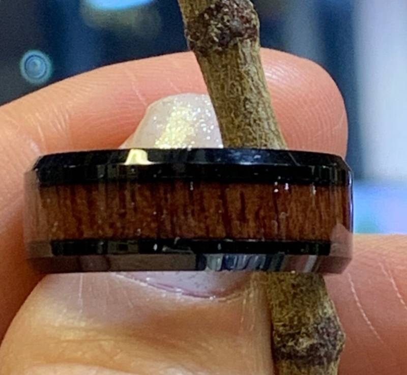 Handgemachte Schwarz Titan Mit Koa Holz Inlay. 8mm von SJEXCLUSIVEJEWELRY