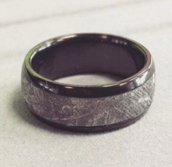 Handgemachte Schwarze Zirkonium Halbe Runde Gibeon Meteorit Elay Ehering. 8mm von SJEXCLUSIVEJEWELRY