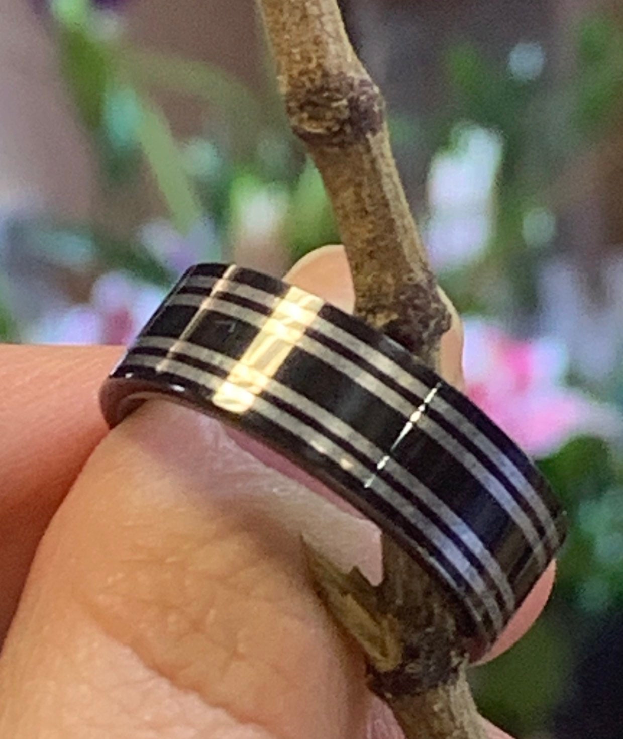 Handgemachte Schwarzer Keramik Mit Weißer Inlay. 8mm Breite Flache Design von SJEXCLUSIVEJEWELRY