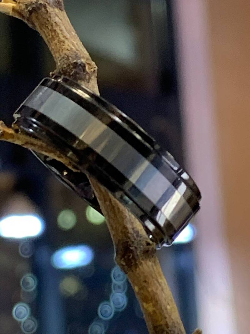 Handgemachte Titan Mit Schwarzen Keramik-Inlay Hochzeit Band 8mm von SJEXCLUSIVEJEWELRY