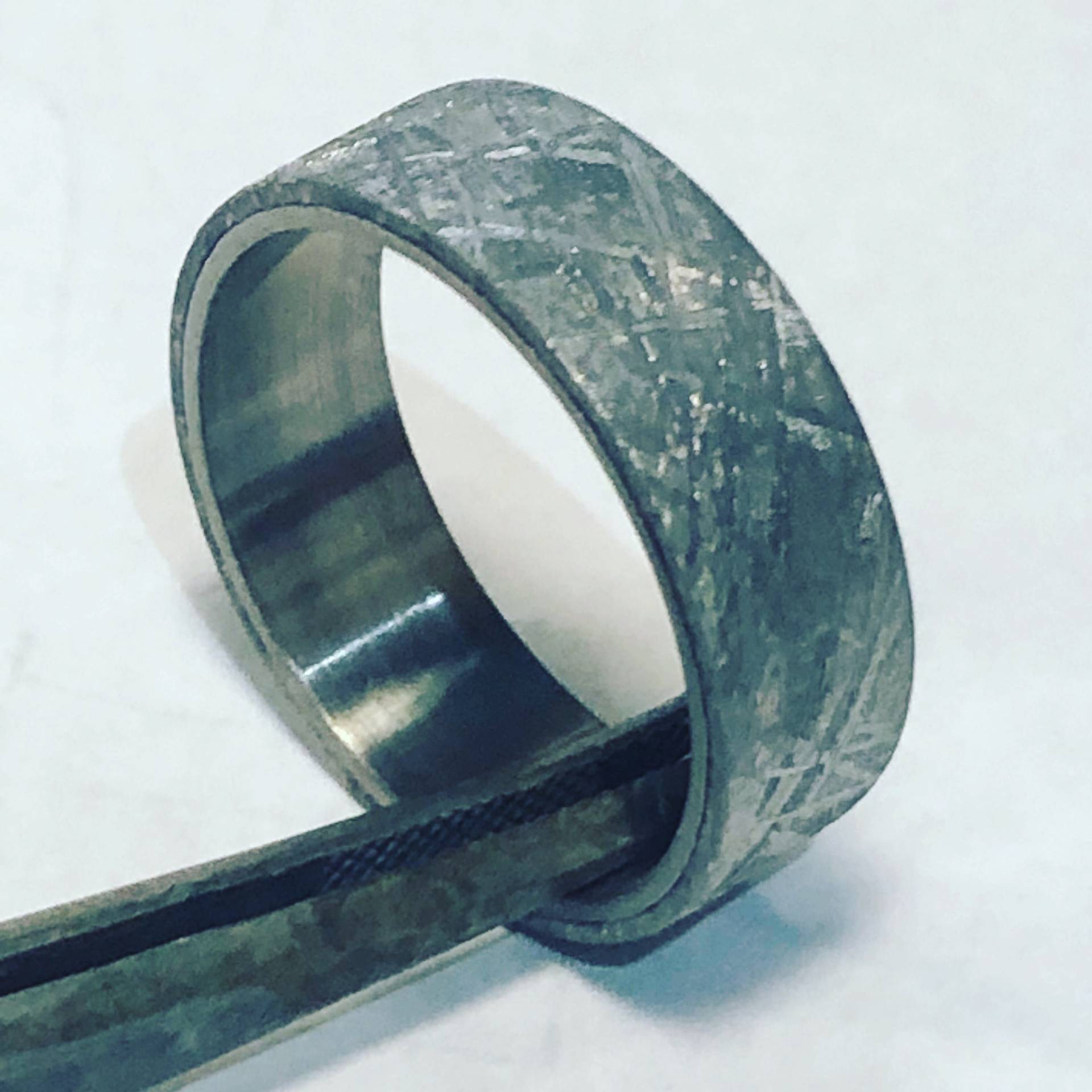 Handgemachte Titanium Und Gibeon Meteorite Flat Band. 8mm von SJEXCLUSIVEJEWELRY