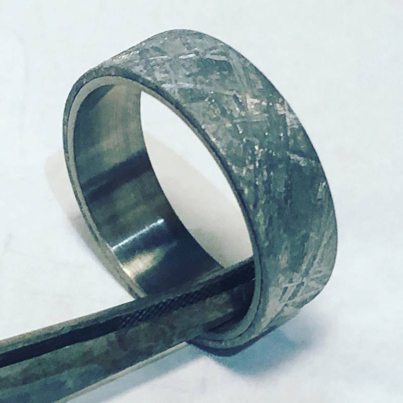 Handgemachte Titanium Und Gibeon Meteorite Flat Band. 8mm von SJEXCLUSIVEJEWELRY