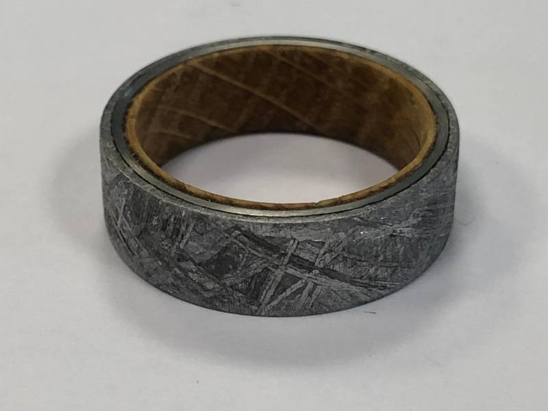 Handgemachte Titanium Whiskey Barrel Inlay Und Gibeon Meteorite Flat Band. 8mm von SJEXCLUSIVEJEWELRY