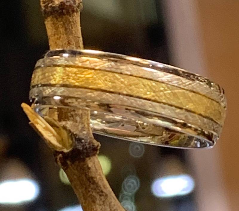 Handgemachte Zwei Ton Gelbgold Und Weiß Scratch Finish Ehering .8 von SJEXCLUSIVEJEWELRY
