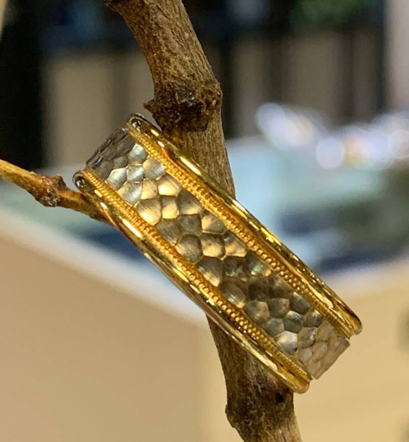 Handgemachtes Waben Hammer Finish Band Mit 14Kt Gelbgold Außenrand von SJEXCLUSIVEJEWELRY