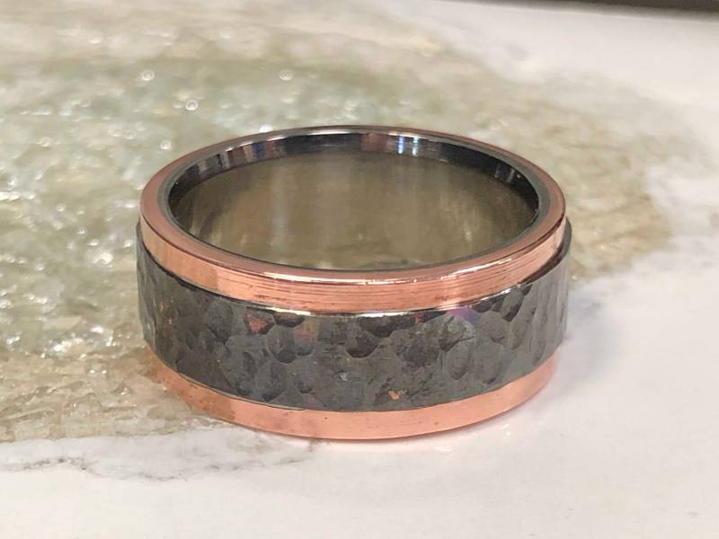 Kupfer Und Titan Gehämmert Finish Band von SJEXCLUSIVEJEWELRY