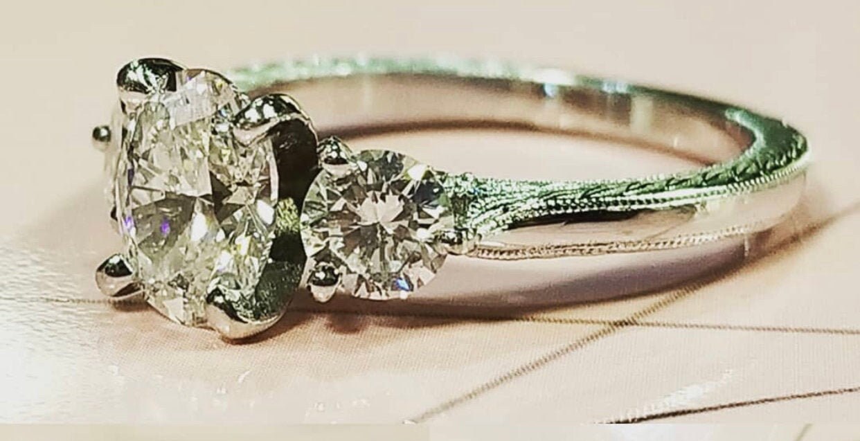 Ladies 14K Forever One Center Moissanite Drei Stone Ring von SJEXCLUSIVEJEWELRY