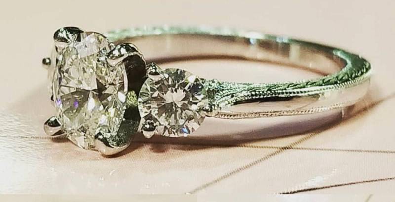 Ladies 14K Forever One Center Moissanite Drei Stone Ring von SJEXCLUSIVEJEWELRY