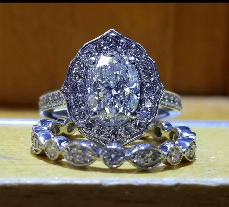 Ladies 14Kt Oval Center Cut Forever One Moissanite Halo Engagement Ring & Wedding Band von SJEXCLUSIVEJEWELRY