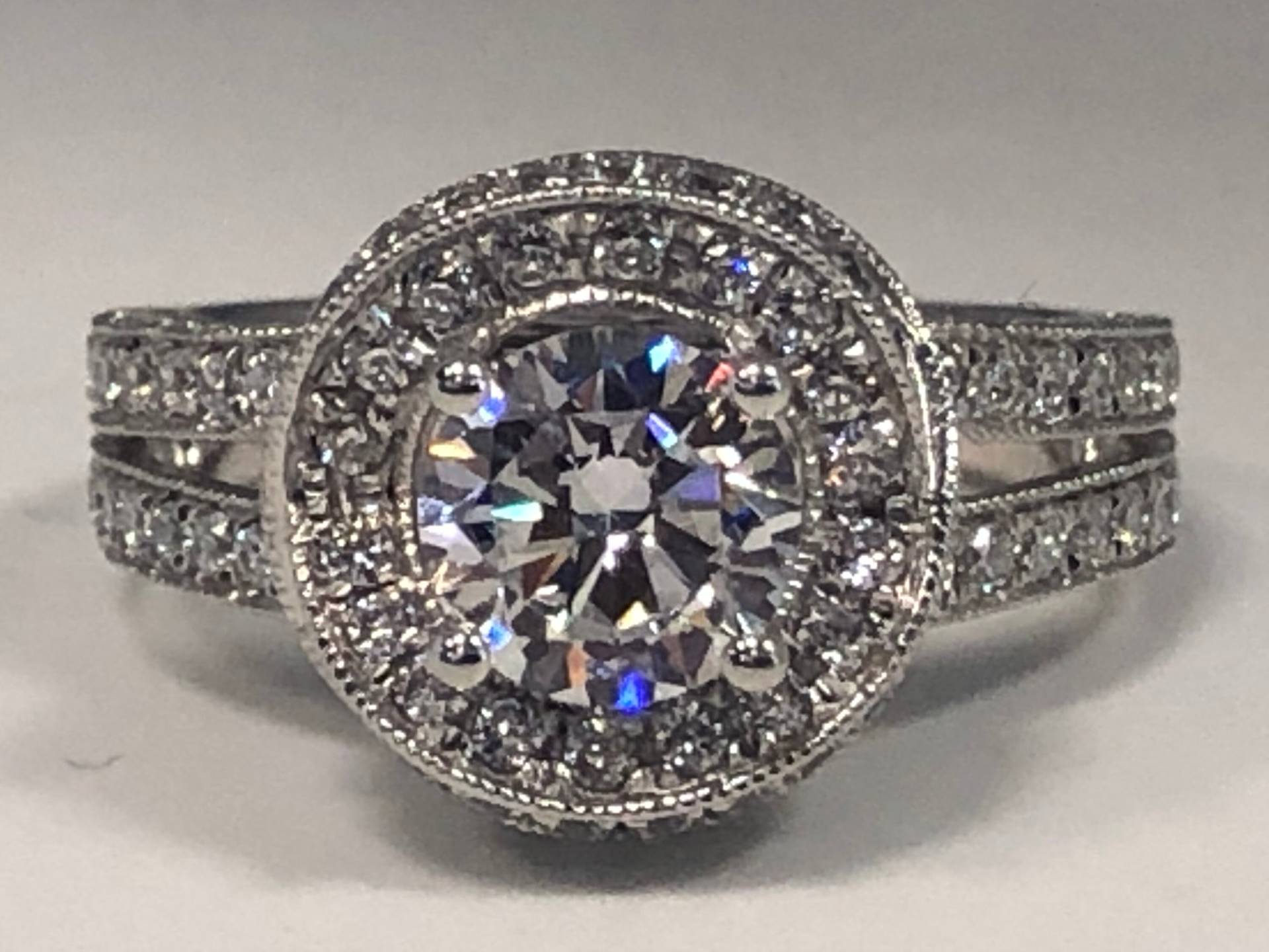 Ladies 14Kt Round Center Cut Brilliant Forever One Moissanite Mit Halo Und Side Ring von SJEXCLUSIVEJEWELRY