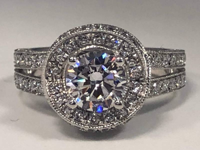 Ladies 14Kt Round Center Cut Brilliant Forever One Moissanite Mit Halo Und Side Ring von SJEXCLUSIVEJEWELRY