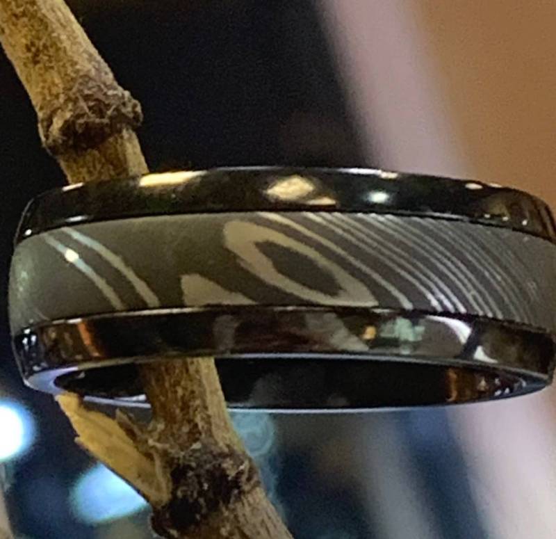 Schwarz Zirkonium Mit Damaststahl in Halbe Runde Form. 8 Mm Breit von SJEXCLUSIVEJEWELRY