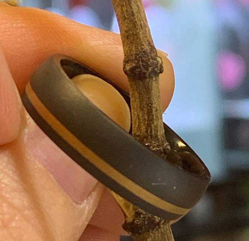 Schwarz Zirkonium Mit Gold-Inlay Halbrunde Hochzeit Band. 7mm von SJEXCLUSIVEJEWELRY