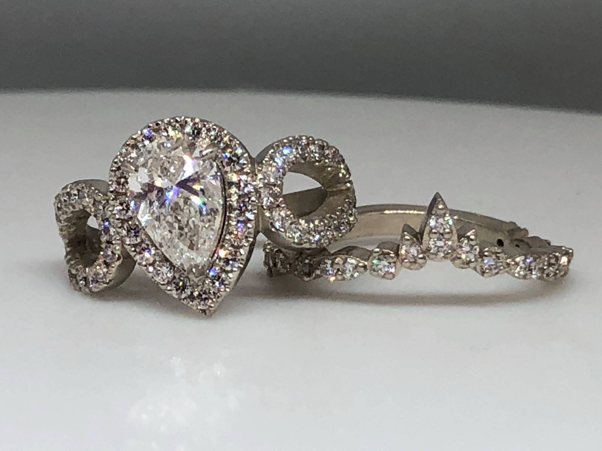 Set Von Zwei Ringen Mit Einem Damen 14Kt Gold-Ring Birnenform Cut Forever One Moissanite von SJEXCLUSIVEJEWELRY