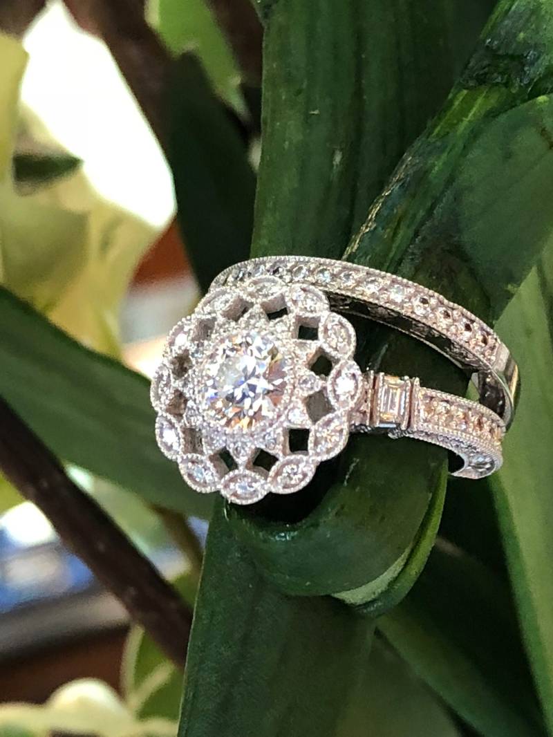 Set Von Zwei Ringen Mit Einem Damen 14Kt Gold-Ring Round Shape Cut Forever One Moissanite von SJEXCLUSIVEJEWELRY