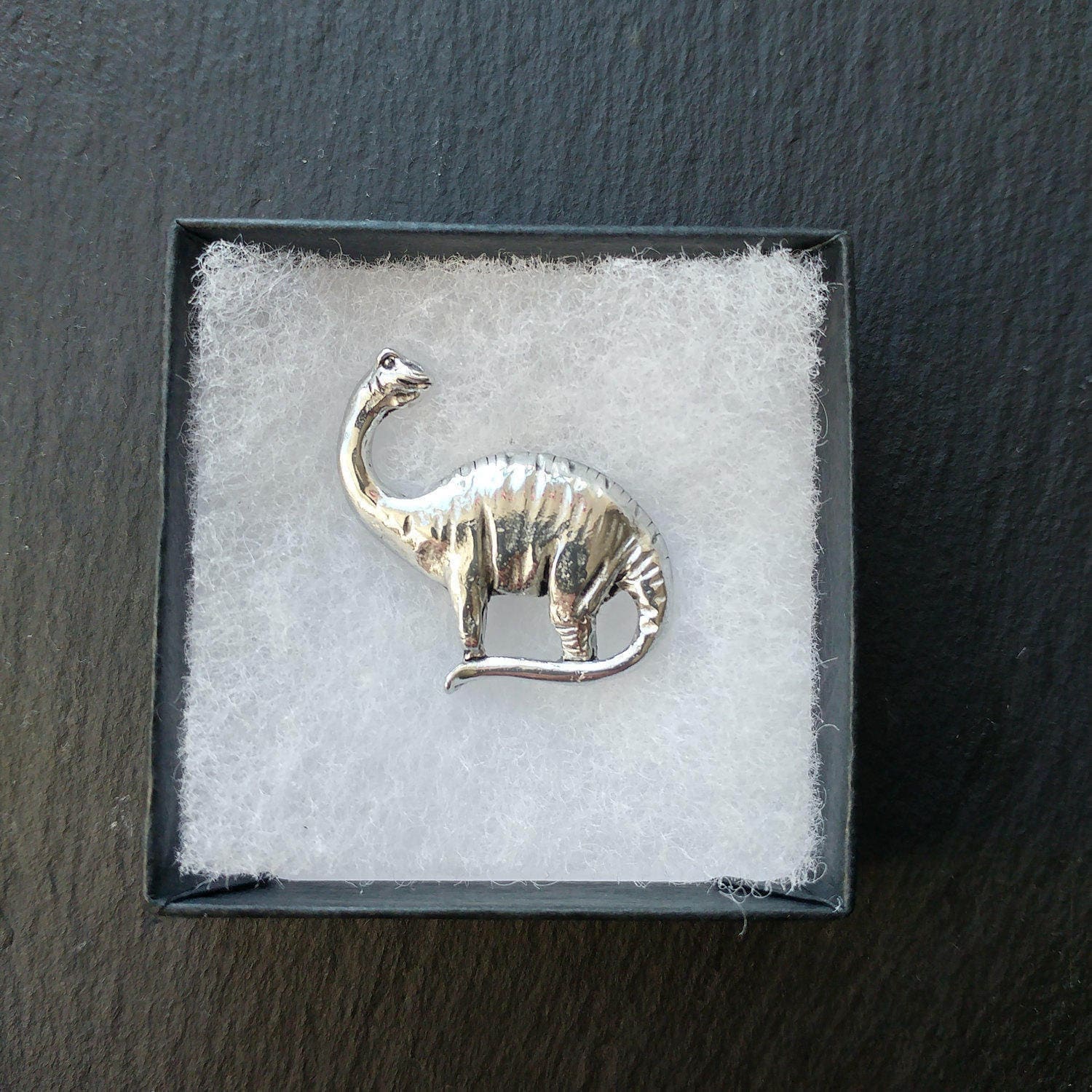 Zinn Brontosaurus Pin Dinosaurier Krawattennadel, Tier Schmuck Zinn Brontosaurus Pin Dinosaurier Krawattennadel, Tier Schmuck von SJHdesignsuk