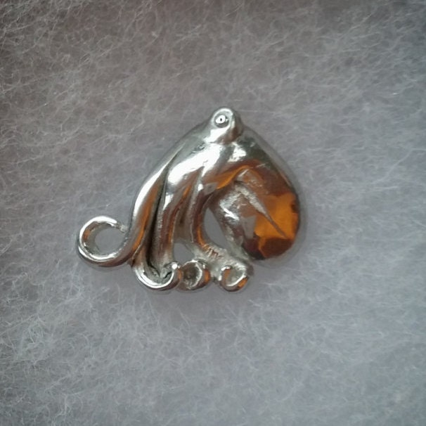 Krake Brosche Anstecknadel/Krawattennadel Pins Oktopus Schmuck Tier Pin Abzeichen in Zinn. Designed Und Handgemacht Schottland Von Sjh Designs von SJHdesignsuk