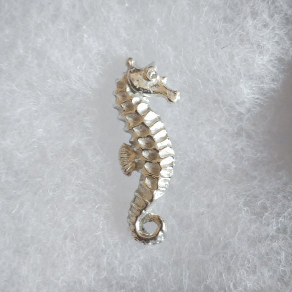 Seepferdchen Brosche, Schmuck, Geschenke, Anstecknadel/Seepferdchen, Krawattennadel, Handgemacht in Schottland Von Sjh Designs Seepferdchen Brosche, Schmuck, Geschenke, Anstecknadel/Seepferdchen, Krawattennadel, Handgemacht in Schottland Von Sjh Designs von SJHdesignsuk