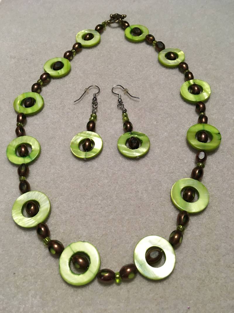 Grüne Mutter Der Perle Und Antik Gold Collier-Set Grüne Mutter Der Perle Und Antik Gold Collier-Set von SJOJewelryDesigns