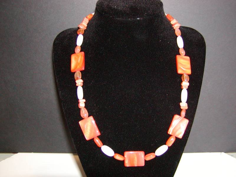 Orange Gefärbte Mutter Der Perle Halskette von SJOJewelryDesigns