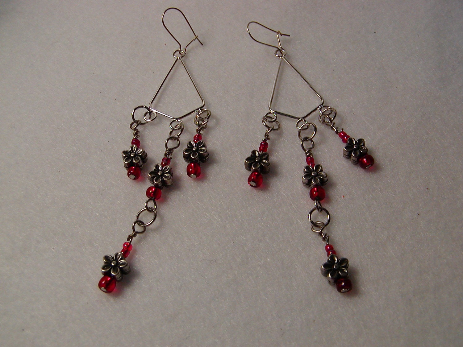 Rot Und Zinn Blume Ohrringe Rot Und Zinn Blume Ohrringe von SJOJewelryDesigns