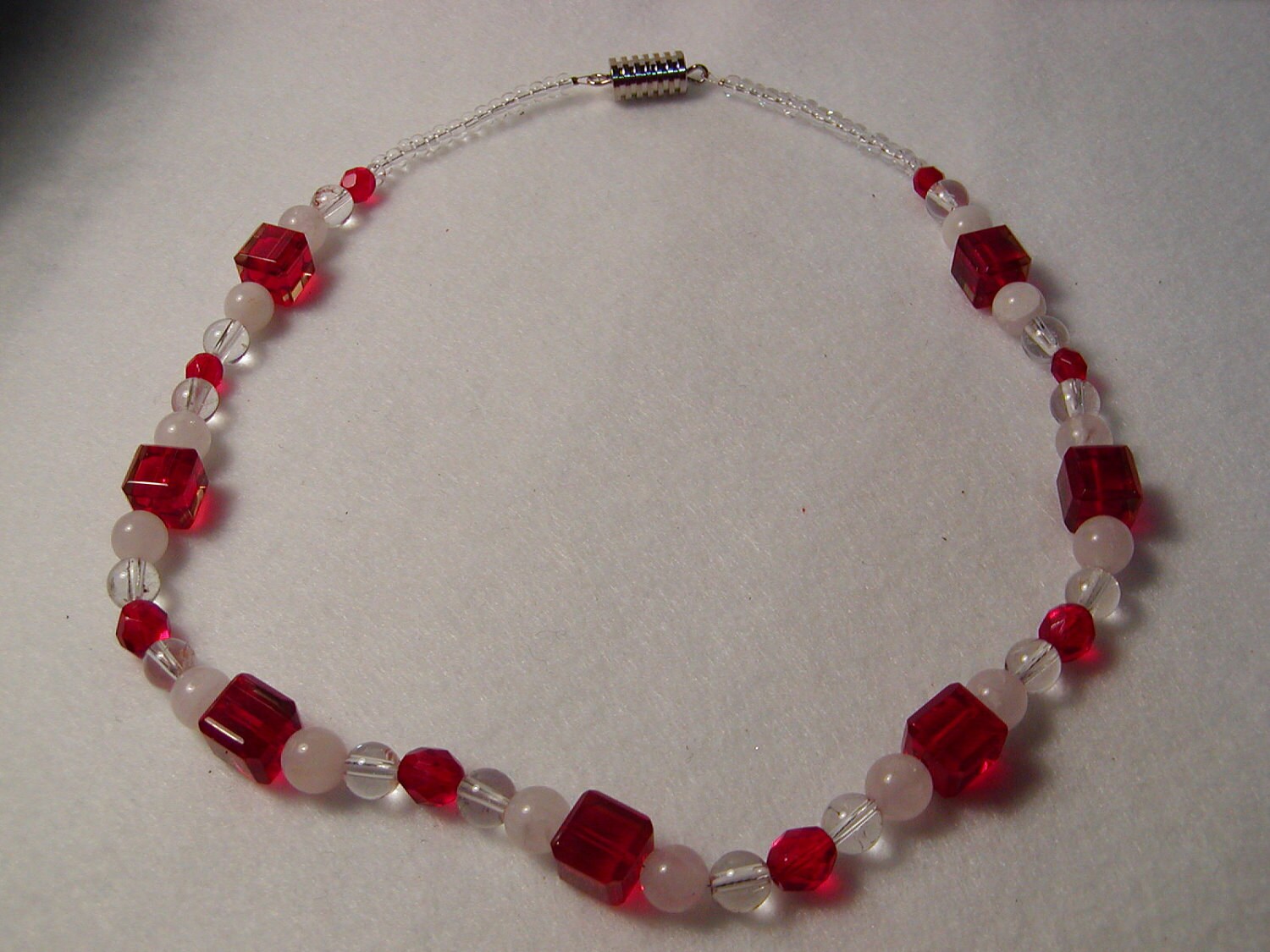 Roter Platz Und Weißen Perlen Halskette Roter Platz Und Weißen Perlen Halskette von SJOJewelryDesigns
