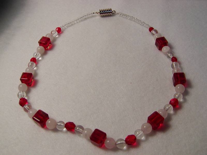 Roter Platz Und Weißen Perlen Halskette Roter Platz Und Weißen Perlen Halskette von SJOJewelryDesigns