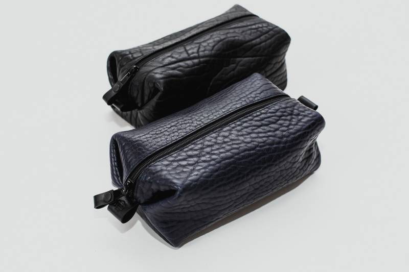 Leder Kulturtasche Minimalist Make-Up Tasche Reisetasche Textur Make-Up-Organizer Reißverschluss Kosmetiktasche von SJgoodsLT