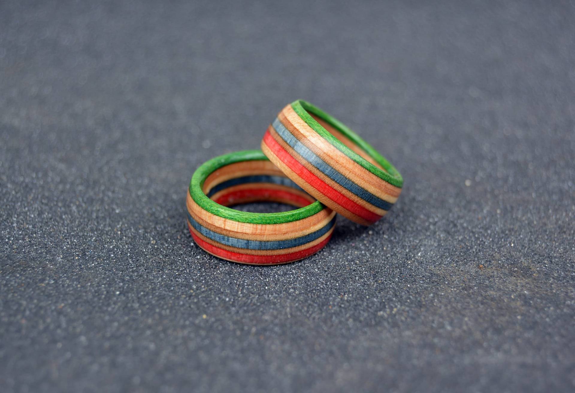 Recycled Skateboard Ringe, Grün Blau Rot Natur von SK8RINGS