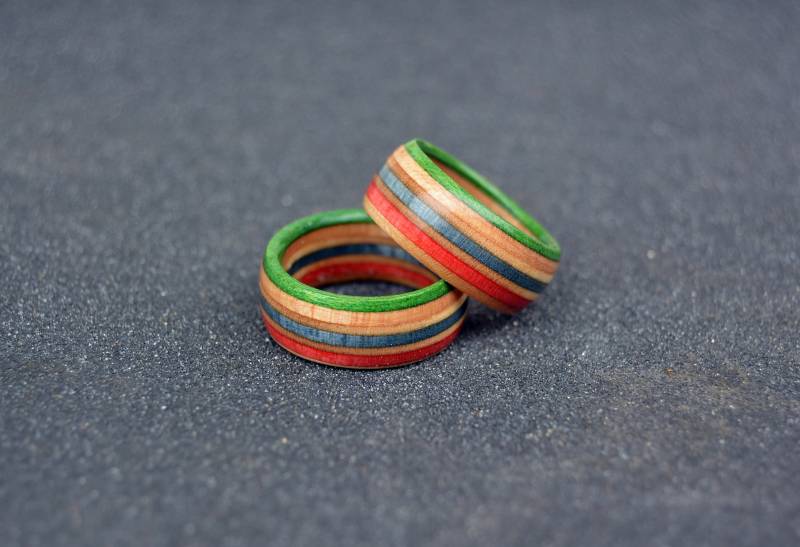 Recycled Skateboard Ringe, Grün Blau Rot Natur von SK8RINGS