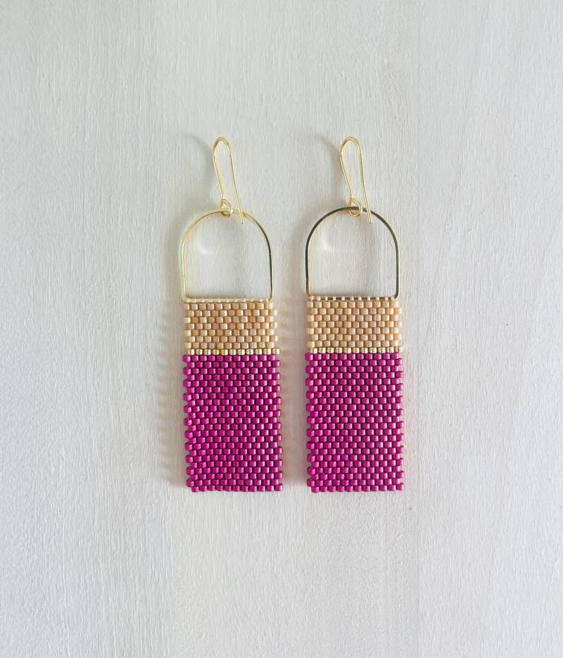 Beige Und Fucshia Color Block Perlenohrringe von SKALVESTUDIO