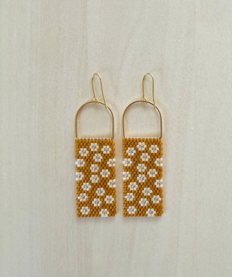 Daisy Garden Perlenohrringe von SKALVESTUDIO