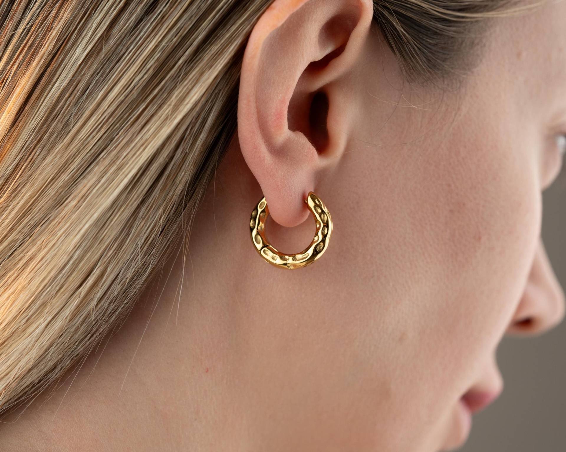 Goldene Huggie Ohrringe Damen - 18K Pvd Vergoldete Hammerschlag Creolen Wasserfest & Anlaufschutz Edelstahl Schmuck Goldene Huggie Ohrringe Damen - 18K Pvd Vergoldete Hammerschlag Creolen Wasserfest & Anlaufschutz Edelstahl Schmuck von SKASchmuck