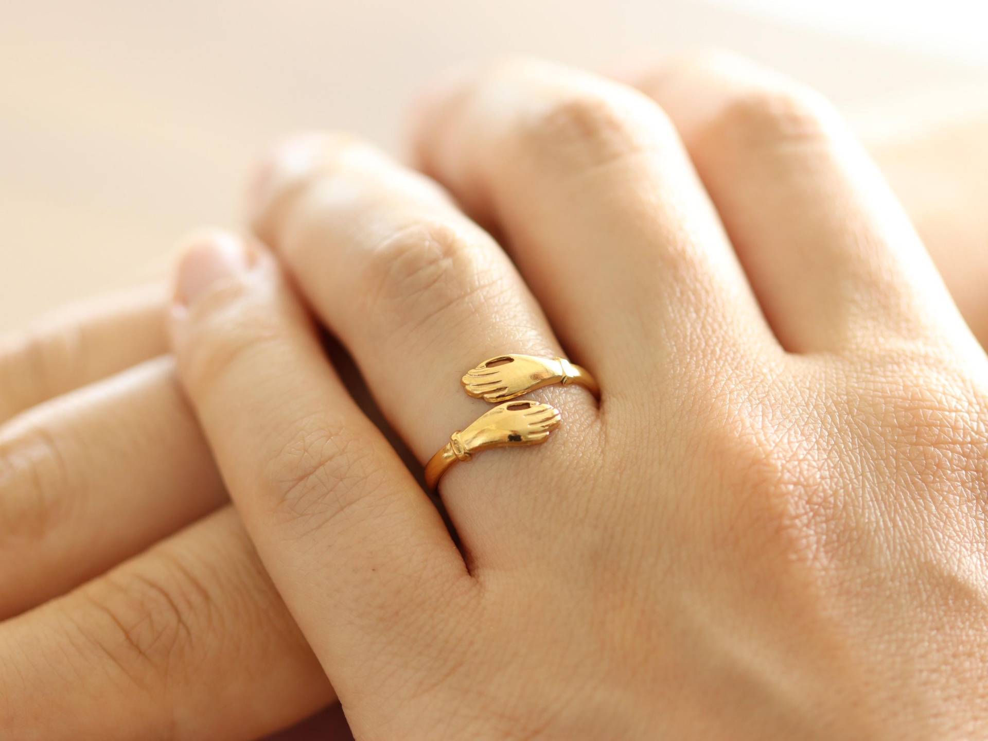 Hugging Hand Ring, Hug Stackable 18K Gold Edelstahlring, Verstellbarer Goldring, Statement Ringe Damen Hugging Hand Ring, Hug Stackable 18K Gold Edelstahlring, Verstellbarer Goldring, Statement Ringe Damen von SKASchmuck