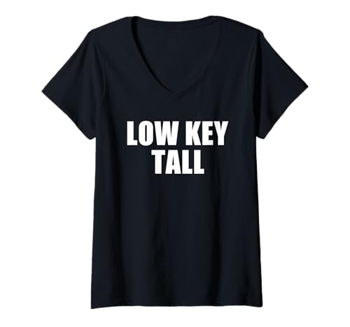 Damen Low Key Tall Short Friend Funny Slang Sarcastic Joke T-Shirt mit V-Ausschnitt von SKBD Tees