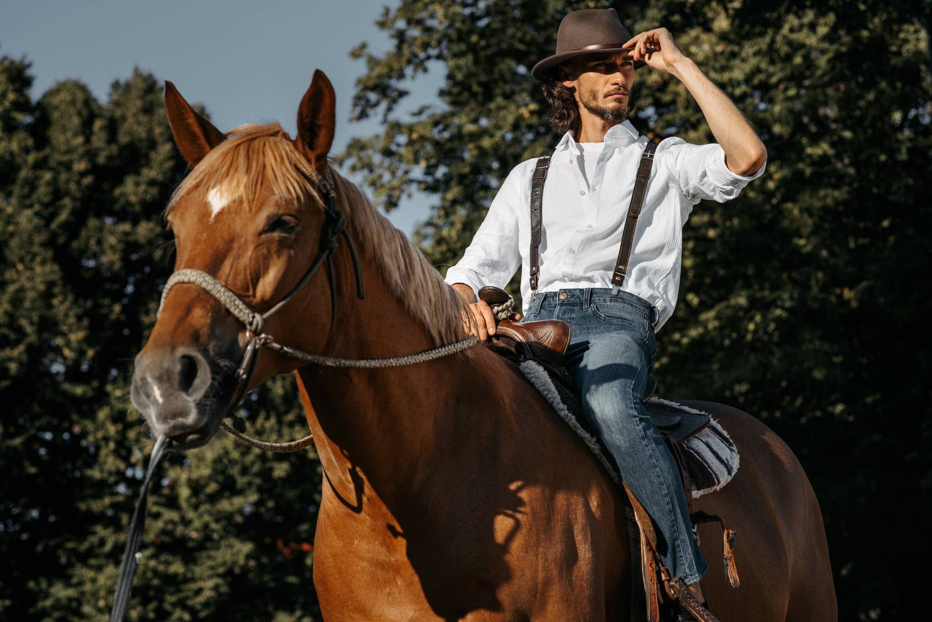 Braune Lederhosenträger Für Männer. Western Outfit Hochzeit Armschienen Mit Fliege Den Bräutigam Und Die Trauzeugen. Personalisiertes Herren von SKINandSKIN