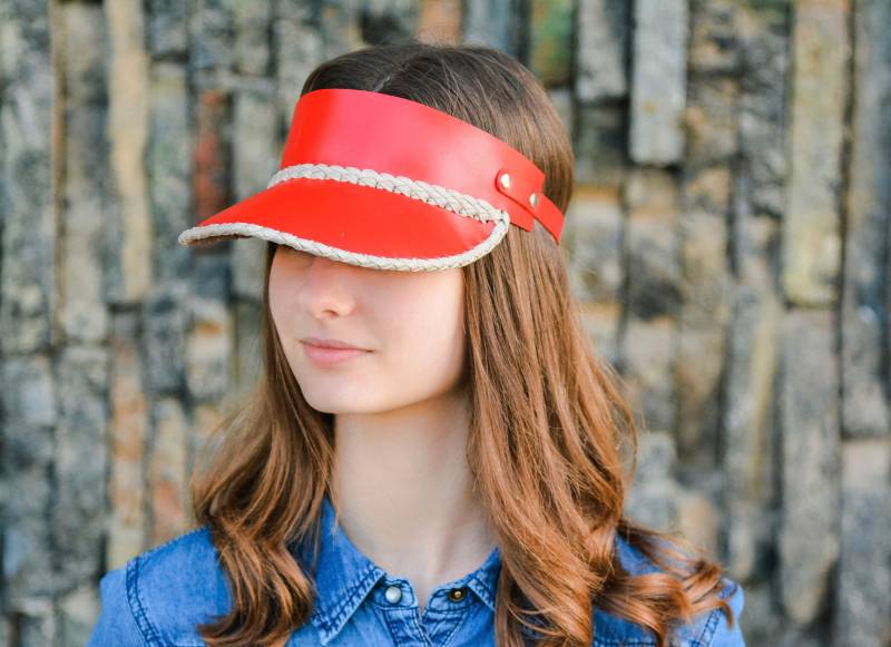 Roter Leder Schirmhut Mit Handflechtung Roter Leder Schirmhut Mit Handflechtung von SKLKT