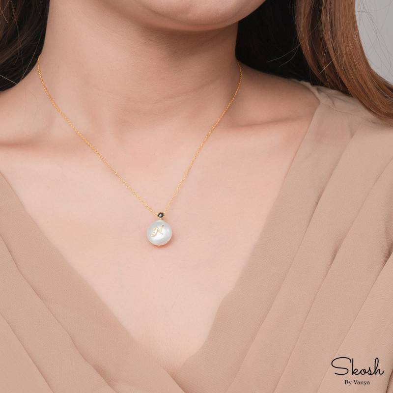 Personalisierte Süßwasser-Anfangsperlenkette Aus 14K Massivem Gold, Benutzerdefinierter Name Diamantanhänger Von Skosh, Perfektes Weihnachtsgeschenk von SKOSHByVanya
